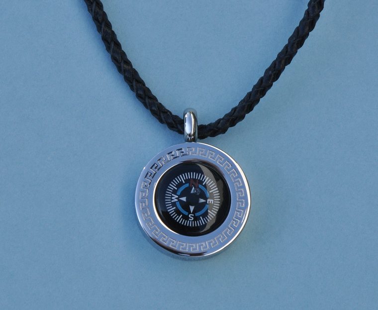 Working outlet compass charm